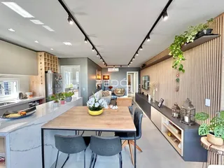 Ambiente de sala de jantar e cozinha em um imóvel no Brasil.