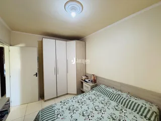 Quarto com cama e armários em um imóvel.