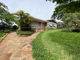 Fachada de uma casa em Lajeado, Brasil, com jardim e calçada de pedra.