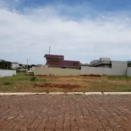 Vista externa da fachada de uma residência em Lajeado, Brasil.