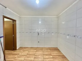 Corredor com paredes e piso de azulejo.