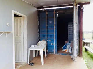 Entrada de uma porta branca em uma estrutura externa.