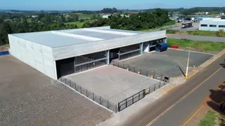 A fachada de um grande edifício comercial em Lajeado, Brasil.
