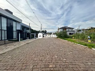 Fachada moderna de uma residência com calçada de tijolos no bairro de Lajeado.