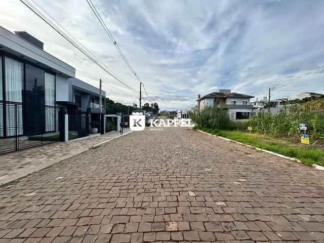 Fachada moderna de uma residência com calçada de tijolos no bairro de Lajeado.