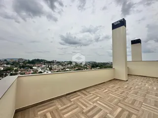 Vista panorâmica de um terraço com vista para a paisagem urbana de Lajeado.