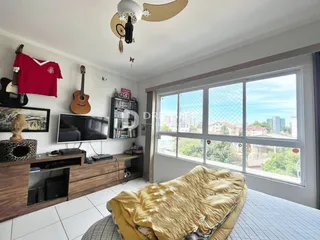 Foto de uma sala de estar com uma grande janela que oferece uma vista da paisagem.