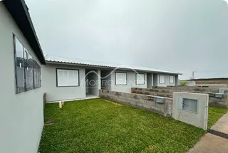 Fachada de uma residência em Lajeado, Brasil, com um jardim gramado em primeiro plano.