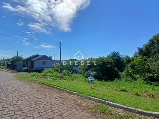 Vista da fachada de uma casa em Lajeado, Brasil, ao lado de uma estrada.