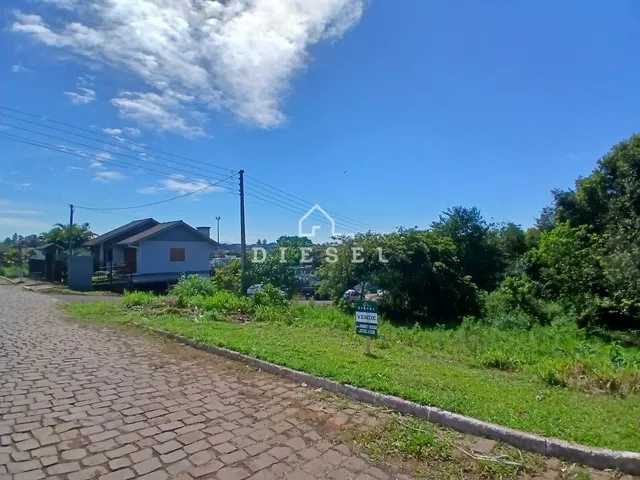Vista da fachada de uma casa em Lajeado, Brasil, ao lado de uma estrada.
