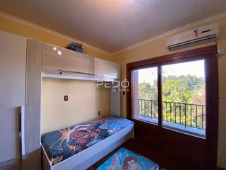 Quarto com vista para o jardim através da porta de vidro.