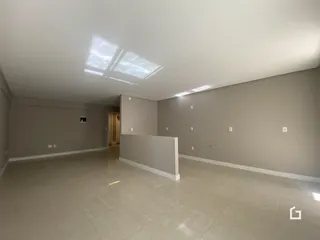 Vista interna de um ambiente com paredes claras e piso claro.