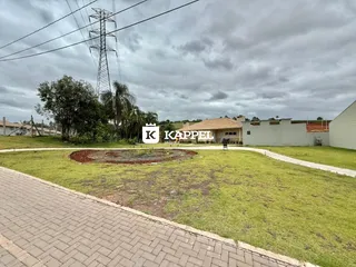 Vista externa da propriedade em Lajeado, Brasil, mostrando o gramado e a casa ao fundo.