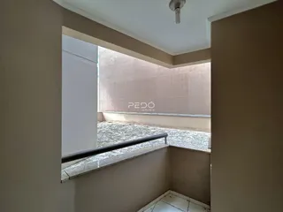 Vista de uma área externa através de uma abertura no imóvel.