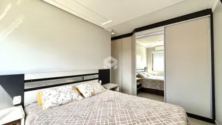 Quarto com cama e paredes brancas.