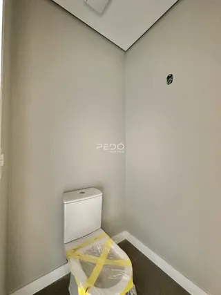 Foto de um banheiro mostrando um vaso sanitário e a parede.