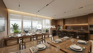 Uma mesa de jantar de madeira com vista para a paisagem externa.