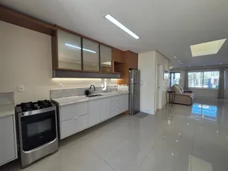 Vista da cozinha moderna de uma propriedade em Lajeado, Brasil.
