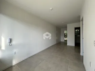 Vista do corredor interno de uma residência.