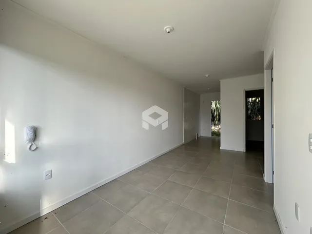 Vista do corredor interno de uma residência.