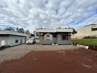 Fachada de uma casa em Lajeado, Brasil, com acesso em cascalho.