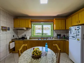 Cozinha com armários amarelos e bancada de granito em Lajeado, Brasil.