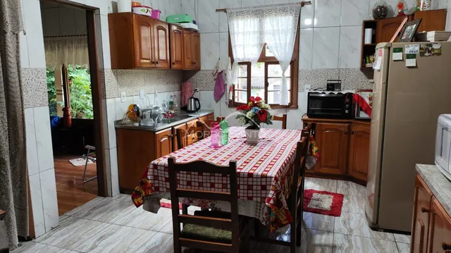 Foto de uma sala de jantar com mesa de madeira e armários de madeira.