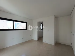 Ambiente interno de uma sala com grande janela e porta de acesso.