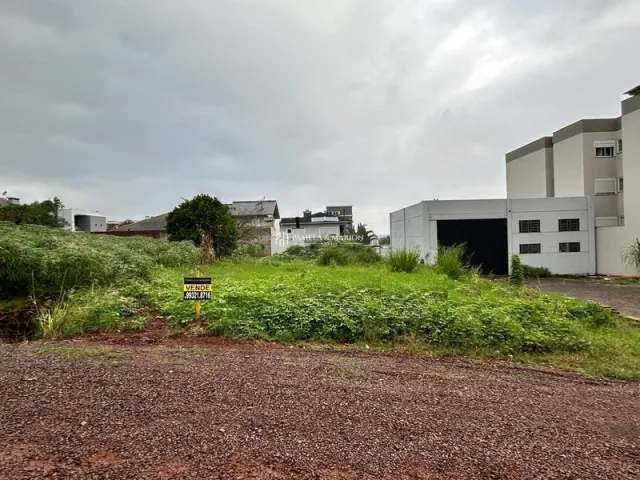 Vista externa de uma propriedade com vegetação densa no primeiro plano.