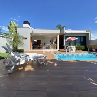 Vista externa de uma casa com piscina e área de lazer em Lajeado, Brasil.
