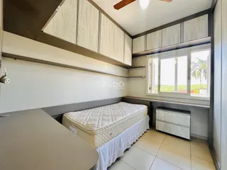 Quarto com armários embutidos e janela em um imóvel no Brasil.