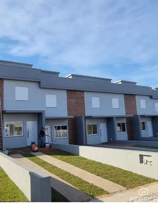 Fachada externa de um prédio residencial em Lajeado, Brasil, com área de paisagismo em construção.
