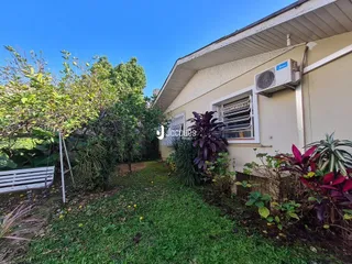 Fachada de uma residência em Lajeado, Brasil, com jardim frontal.