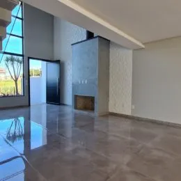 Sala de estar com piso de porcelanato e lareira em ambiente interno.