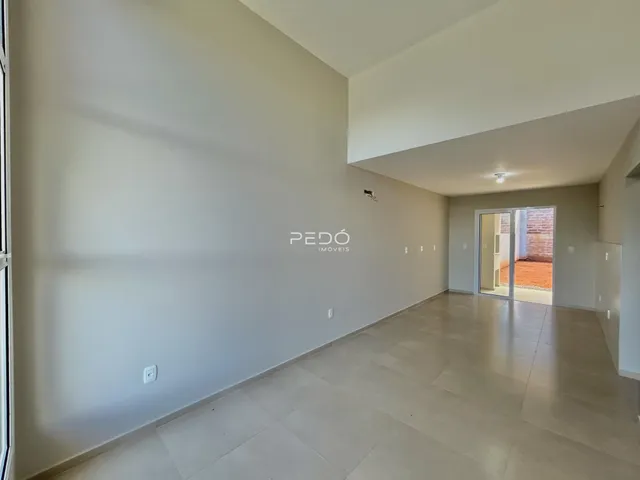 Vista interna de um ambiente amplo com piso de cerâmica.
