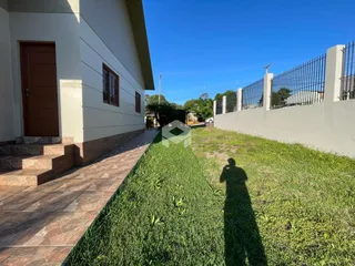 Fachada de uma casa em Lajeado, Brasil com jardim e cerca.