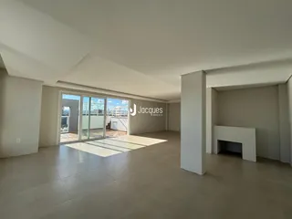 Sala de estar ampla com porta de vidro abrindo para o exterior.