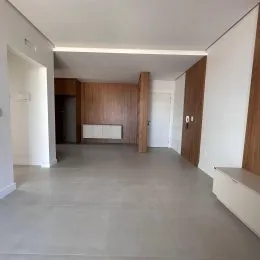 Corredor com revestimento de madeira nas paredes.