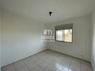 Foto de um cômodo interno com piso de cerâmica e paredes brancas.