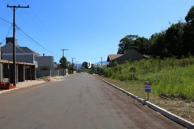 Vista da rua em Lajeado com vegetação ao lado.