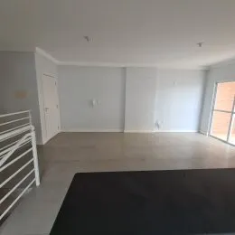 Foto de um ambiente interno com piso claro e paredes brancas.