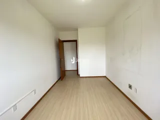 Hall de entrada com piso de madeira clara.