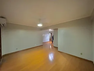 Corredor interno de uma residência com piso de madeira.