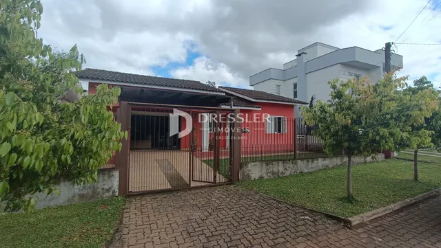 Fachada de uma casa com portão e cerca em Lajeado, Brasil.