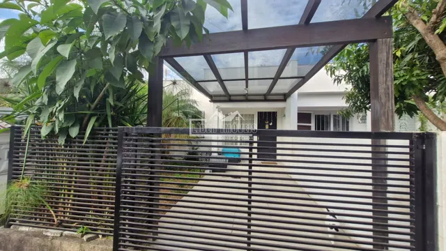 Casa geminada com 2 dormitórios