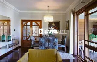Sala de estar com sofá amarelo e detalhes em madeira na residência.
