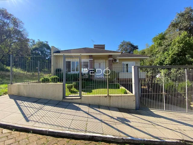 A fachada de uma casa em Lajeado, Brasil, com cerca e jardim.
