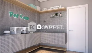 Parede decorada com revestimento de azulejos brancos e prateleiras em um ambiente interno.