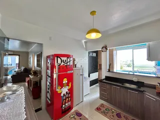 Foto de uma cozinha com geladeira vermelha e janela em Lajeado, Brasil.
