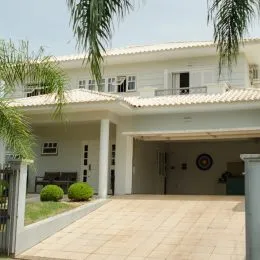 Fachada da casa em Lajeado, Brasil, mostrando a área coberta da entrada.
